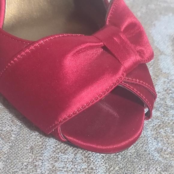 Me too satin red pumps size US 8m - Picture 5 of 9